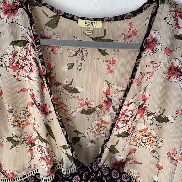 Kimono Style Blouse/top. Front tie Medium - Picture 4 of 6